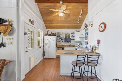 Beautifully positioned on a private stretch of Lake Jacksonville - photo 10