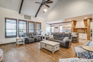 Gorgeous custom home built in 2014, meticulously maintained and - photo 12