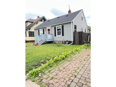 This 4-bedroom house features well-kept and well-maintained - photo 22