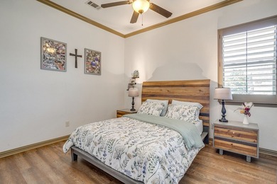 Gorgeous custom home built in 2014, meticulously maintained and - photo 27