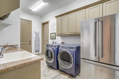 Gorgeous custom home built in 2014, meticulously maintained and - photo 31