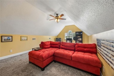 Featuring a beautiful home, originally a Bent Pine Construction - photo 47