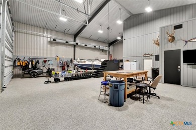 Impressive barndominium located in the charming coastal town of - photo 2