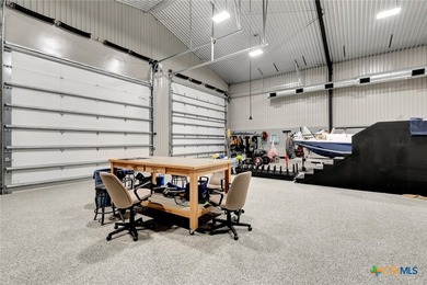 Impressive barndominium located in the charming coastal town of - photo 4