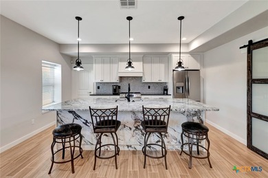 Impressive barndominium located in the charming coastal town of - photo 5