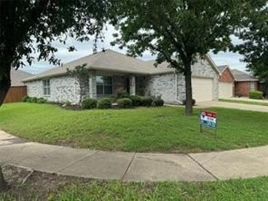 REDUCED BY TEN THOUSAND DOLLARS, THIS FREASHLY PAINTED GARAGE - Lake Home For Sale in Heartland, Texas