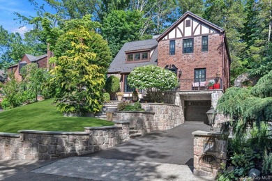 Nestled within Roslyn's historic Sinclair Martin enclave, this - photo 1