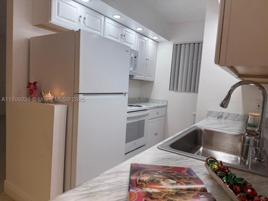 Remodeled 2/2 ground-floor condo in Tivoli Trace! Split-bedroom - photo 3