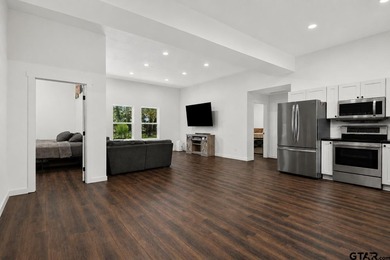 Extensively renovated, this fully fenced 17.71-acre East Texas - photo 2