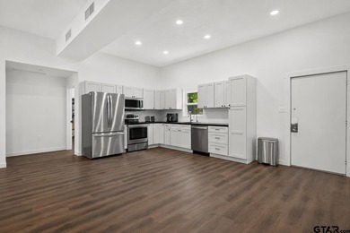 Extensively renovated, this fully fenced 17.71-acre East Texas - photo 4