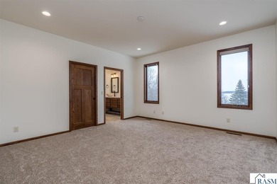 You'll marvel at this stunning 4-bedroom, 3-bathroom home - photo 31