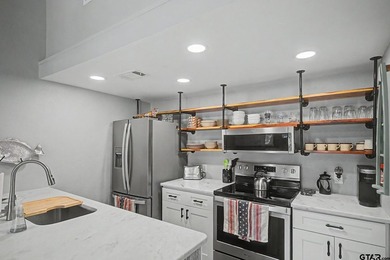 Water view, turnkey, low maintenance, updated and remodeled unit - photo 9