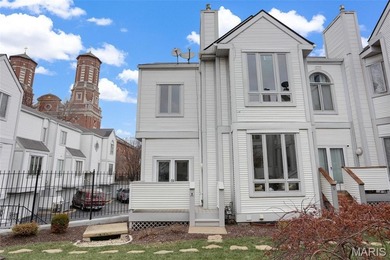 (private lake, pond, coastal) Townhome/Townhouse For Sale in Saint Louis Missouri