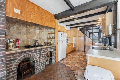 THIS IS IT! Here's your opportunity to own a rare duplex - photo 10