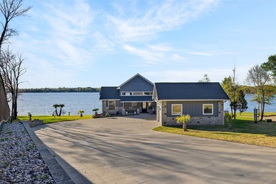 Resort style lake living at it's finest. Custom 5 bedrooms, 5 - photo 9