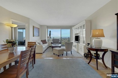 Beautifully updated one bedroom with alcove dining or study. New - photo 19
