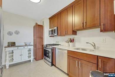 Beautifully updated one bedroom with alcove dining or study. New - photo 24