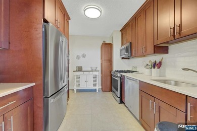 Beautifully updated one bedroom with alcove dining or study. New - photo 25