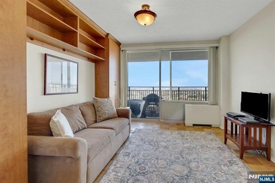 Beautifully updated one bedroom with alcove dining or study. New - photo 30