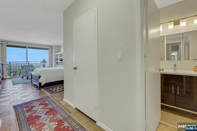 Beautifully updated one bedroom with alcove dining or study. New - photo 32