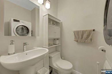 Beautifully updated one bedroom with alcove dining or study. New - photo 38