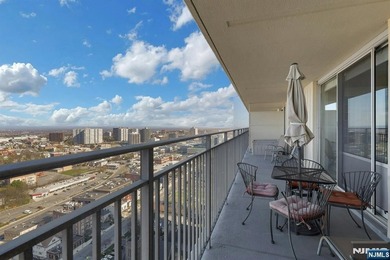 Beautifully updated one bedroom with alcove dining or study. New - photo 39