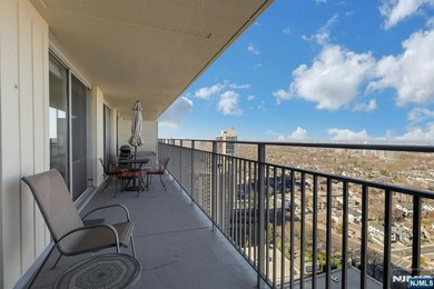Beautifully updated one bedroom with alcove dining or study. New - photo 40