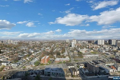 Beautifully updated one bedroom with alcove dining or study. New - photo 41