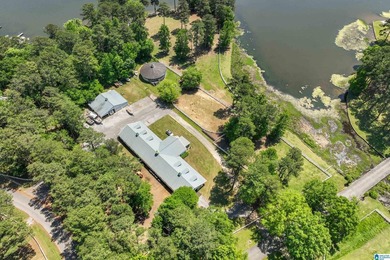 Equestrian Dream on Lay Lake! Welcome to an equestrian lover's - photo 31