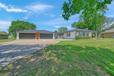 Lake Home For Sale in Gainesville, Texas