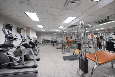 Top floor, Elevator building. Real spacious 2-bedroom 2 bath - photo 22