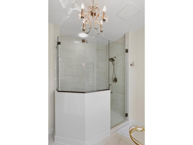 Custom 5-BD, 4.5-BA, 4,290-square-foot home commands a hilltop - photo 23