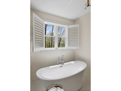 Custom 5-BD, 4.5-BA, 4,290-square-foot home commands a hilltop - photo 24