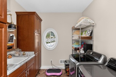 Custom 5-BD, 4.5-BA, 4,290-square-foot home commands a hilltop - photo 28