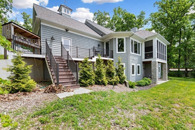 Custom 5-BD, 4.5-BA, 4,290-square-foot home commands a hilltop - photo 42