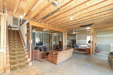Custom 5-BD, 4.5-BA, 4,290-square-foot home commands a hilltop - photo 45