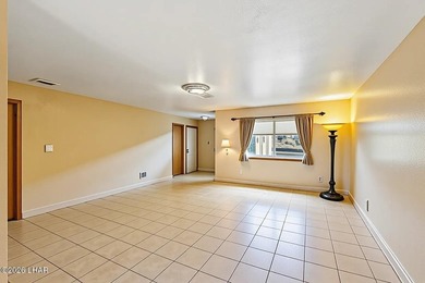 Tucked into a central Lake Havasu location, this truly - photo 19