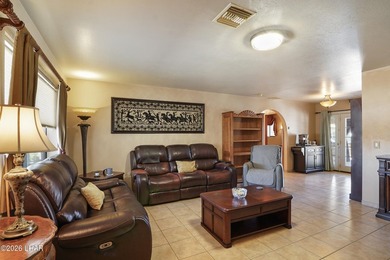 Tucked into a central Lake Havasu location, this truly - photo 21