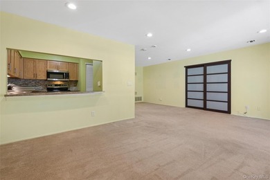 SPACIOUS UPPER UNIT 1100 SQ FT. NEW WINDOWS, UPGRADED INTERIOR - photo 21