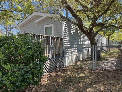Beautiful 3/Bed -2/Bath Furnished Beach Home with a Large Front - photo 2