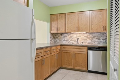 SPACIOUS UPPER UNIT 1100 SQ FT. NEW WINDOWS, UPGRADED INTERIOR - photo 22