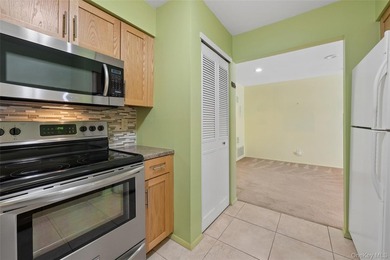 SPACIOUS UPPER UNIT 1100 SQ FT. NEW WINDOWS, UPGRADED INTERIOR - photo 23