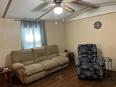 Beautiful 3/Bed -2/Bath Furnished Beach Home with a Large Front - photo 5