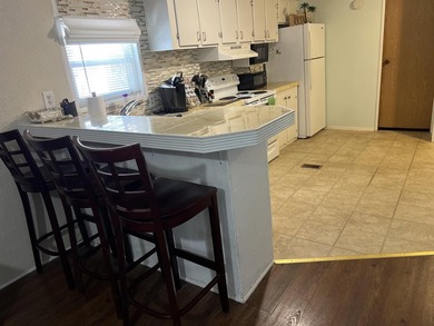 Beautiful 3/Bed -2/Bath Furnished Beach Home with a Large Front - photo 8