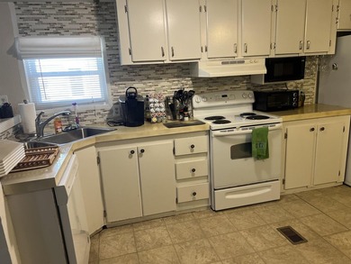 Beautiful 3/Bed -2/Bath Furnished Beach Home with a Large Front - photo 9