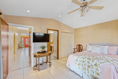 Tucked into a central Lake Havasu location, this truly - photo 29