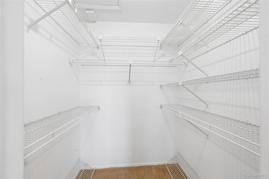 SPACIOUS UPPER UNIT 1100 SQ FT. NEW WINDOWS, UPGRADED INTERIOR - photo 29