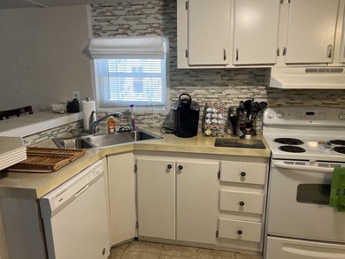 Beautiful 3/Bed -2/Bath Furnished Beach Home with a Large Front - photo 10