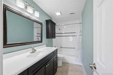 SPACIOUS UPPER UNIT 1100 SQ FT. NEW WINDOWS, UPGRADED INTERIOR - photo 33
