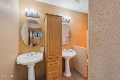 Tucked into a central Lake Havasu location, this truly - photo 34